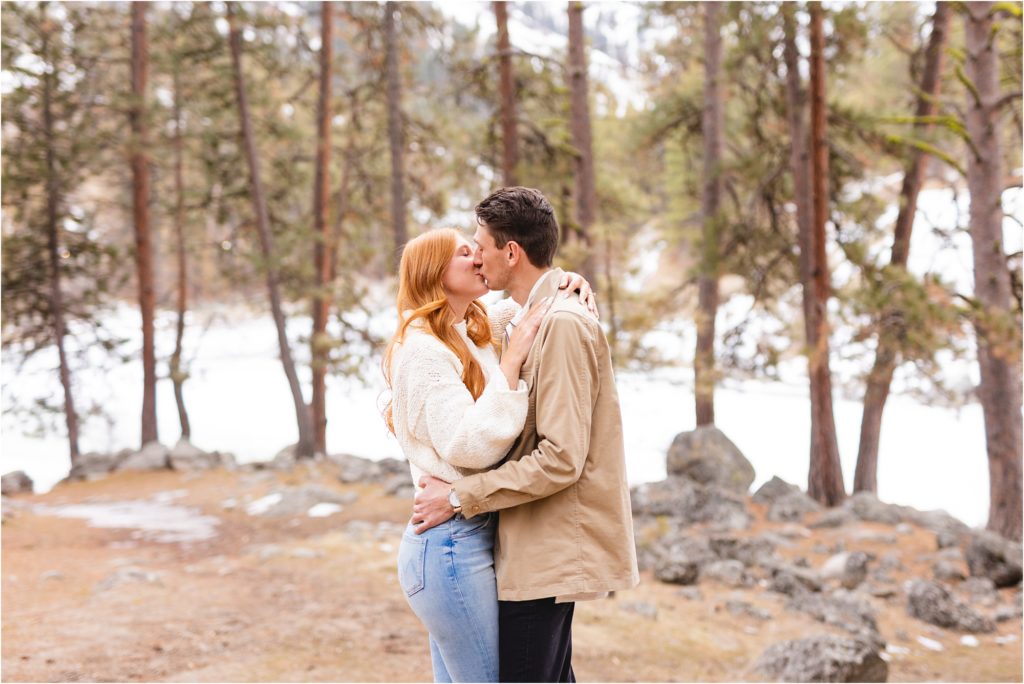 couple kissing in Boise Idaho
