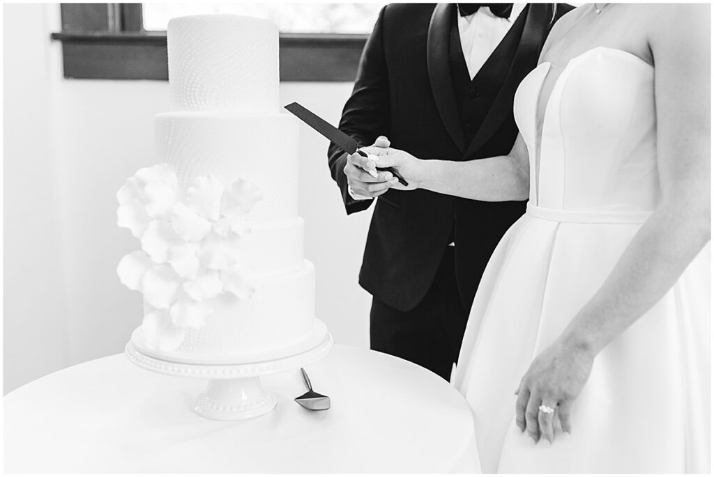 bride and groom cutting the cake from dulcerella custom cakess